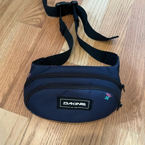 Dakine Black Belt Bag with small floral design - Picture 2 of 5